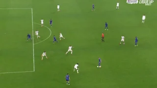 1444x920_au-moment-de-l-ouverture-de-caio-henrique-vers-takumi-minamino-folarin-balogun-en-bleu-tout-a-gauche-est-hors-jeu-mais-il-ne-va-pas-chercher-a-s-approcher-du-ballon