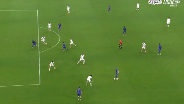 1444x920_au-moment-de-l-ouverture-de-caio-henrique-vers-takumi-minamino-folarin-balogun-en-bleu-tout-a-gauche-est-hors-jeu-mais-il-ne-va-pas-chercher-a-s-approcher-du-ballon